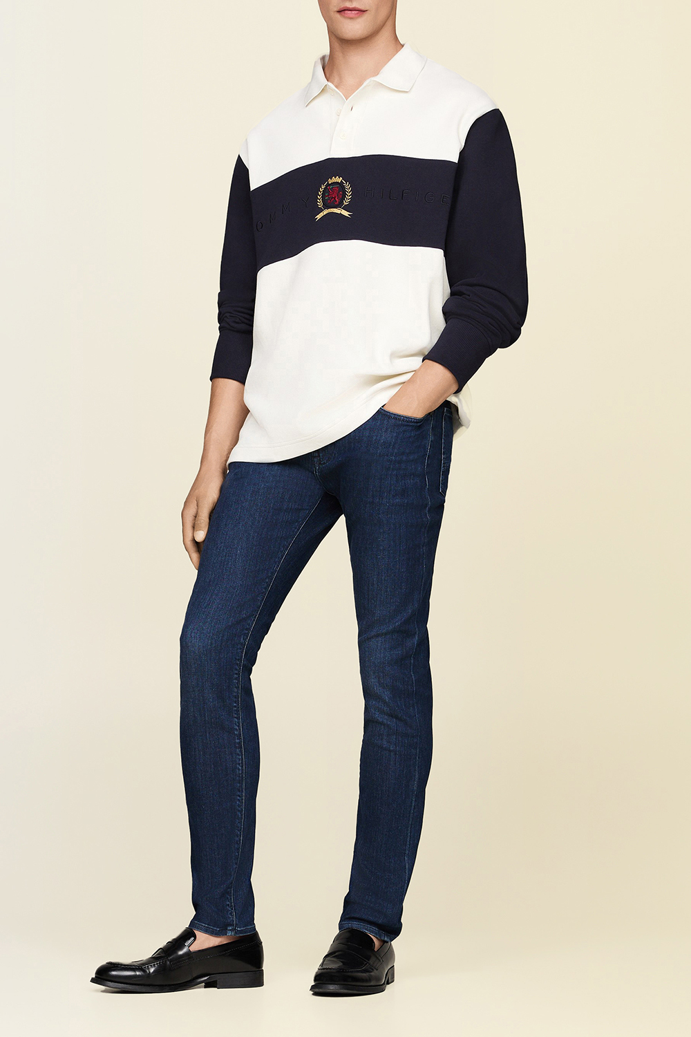 תמונת כל הלוק של מכנסי ג'ינס סלים